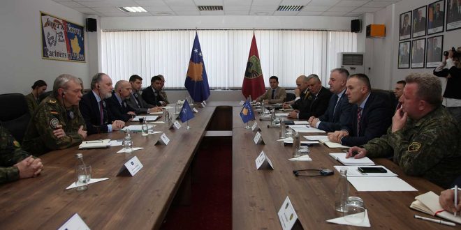 Ministri i Mbrojtjes, Rrustem Berisha dhe komandanti i FSK-së, Rrahman Rama pritën një delegacion të lartë të NATO-s
