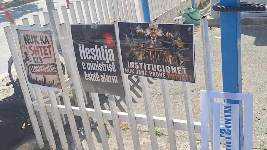 institucionet-nuk-jane-prone-private-revolta-proteston-para-mpb-se-kerkon-transparence-per-aplikimet-per-shtetesi