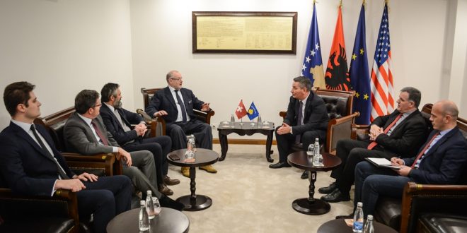 Ministri i Infrastrukturës Pal Lekaj, nënshkroi marrëveshje bashkëpunimi me Dhomën e Tregtisë Zvicër - Kosovë