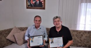 Ramiz LUSHAJ: Kryeredaktori i “Gazeta e Alpeve” për Malin e Zi e Sanxhak, Ali DACI, ia dorëzoi një mirënjohje, Rexhep Nikçit