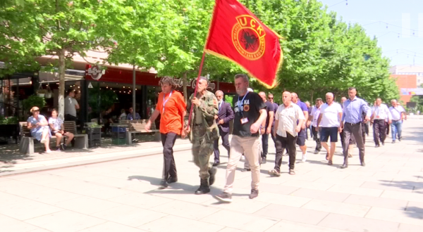 Në mbështetje të ish-krerëve të UÇK-së që po mbahen në Hagë sot në Prishtinë është protestuar