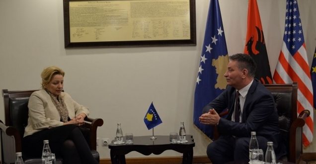 Ministri Lekaj priti në takim shefen e Zyrës së BE-së në Kosovë, Nataliya Apostolova