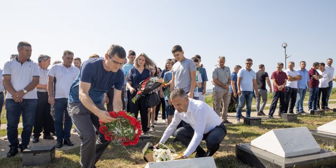 Bekim Jashari i nderon dëshmorët e kombit Afrim Gashi, Mustafë Geci e Zenel Mziu në 23 vjetorin e rënies heroike të tyre