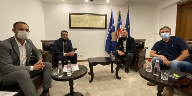 Drejtori Ekzekutiv i ShSK-së, Sami Mazreku është pritur në takim nga Ministri i Infrastrukturës, Arban Abrashi