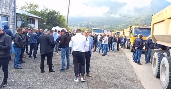 Serbët në veri bllokojnë nga të dyja anët pikën kufitare në Jarinje