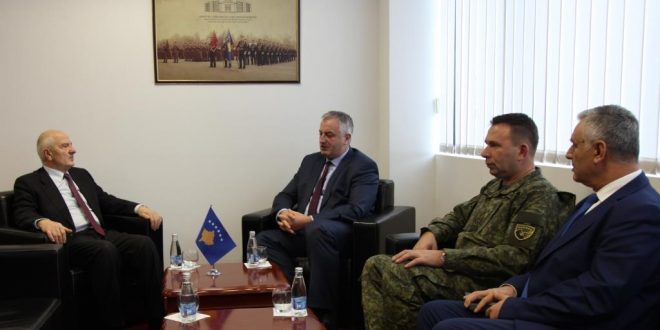 Ministri i Mbrojtjes z. Rrustem Berisha priti sot në takim ish-presidentin e Republikës së Kosovës z. Fatmir Sejdiu
