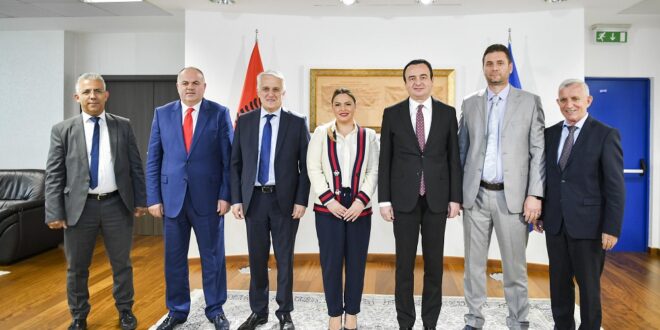 Kryeministri i Kosovës, Albin Kurti, mirëpriti në zyrën e tij një delegacion nga Republika e Shqipërisë