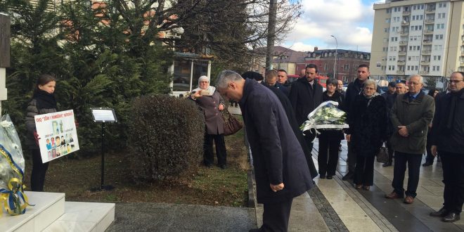 Kryetari Hashim Thaçi ka bërë homazhe para Përmendores dedikuar personave të zhdukur