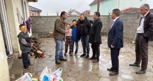 Kryetari i Komunës së Malishevës, Ekrem Kastrati dhe aktori Kreshnik Ibrahimi, kanë shpërndarë pako ushqimore