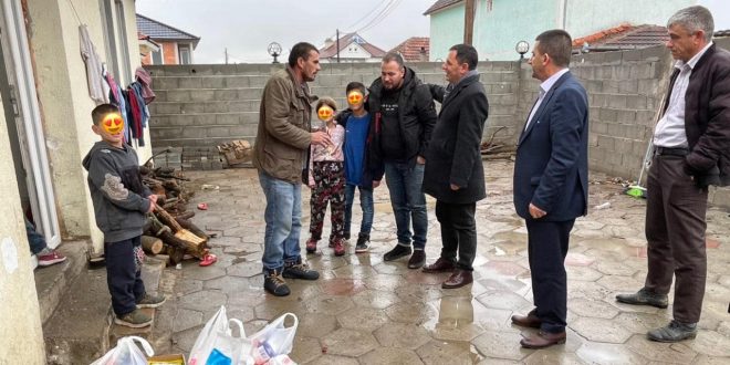 Kryetari i Komunës së Malishevës, Ekrem Kastrati dhe aktori Kreshnik Ibrahimi, kanë shpërndarë pako ushqimore