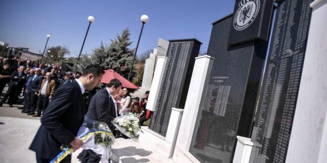 Albin Kurti, sot në Krushë të Madhe, derisa vizitonte varrezat u përball me motrën e dëshmorit, kushërirën e Ukshin Hotit