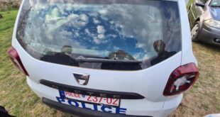 Vetura e policisë sulmohet me mjete shpërthyese, dyshohet të jenë mjete piroteknike