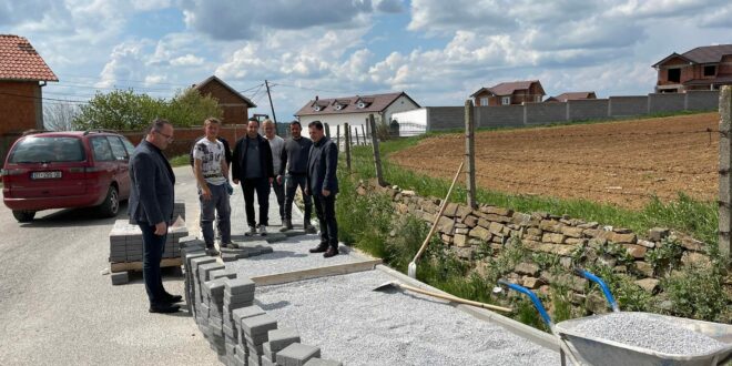 Kryetari i Malishevës, Ekrem Kastrati, i shoqëruar nga nënkryetari Vesel Krasniqi dhe drejtori i urbanizmit, Avdi Morina, vizituan fshatin Pllaqicë,