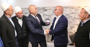 Kryetari i AAK-së, Ramush Haradinaj i ka ndarë një medalje të veçantë kryetarit të Rahovecit, Smajl Latifi