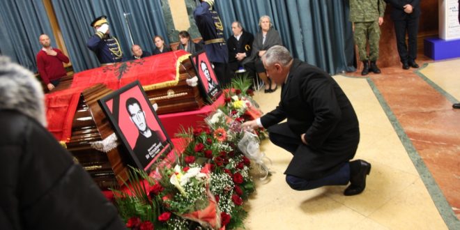 Ministri dhe Komandanti i FSK-së banë homazhe para arkivoleve të heronjve të kombit Ilir Konushevci dhe Hazir Mala