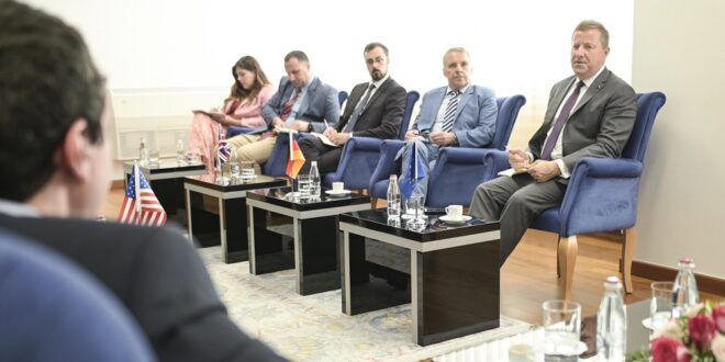 Kryeministri i Kosovës, Albin Kurti, takoi ambasadorët e shteteve të QUINT-it dhe përfaqësuesin e Posaçëm të BE-së, në Kosovë