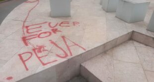 SHFD e UÇK-së në Pejë, reagon kundër vandalizimit mbi pllakën e dëshmorëve të Pejës dhe përmendoren e heroit, Shkëlzen Haradinaj