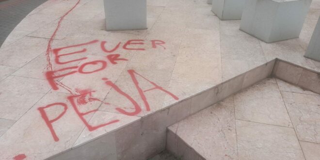 SHFD e UÇK-së në Pejë, reagon kundër vandalizimit mbi pllakën e dëshmorëve të Pejës dhe përmendoren e heroit, Shkëlzen Haradinaj