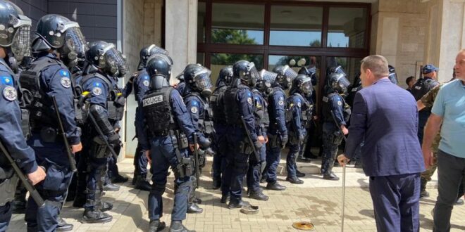 Policia e Kosovës ka bërë me dije se nuk ka përdorur gaz lotsjellës kundër veteranëve të UÇK-së, të cilët kanë protestuar para Kuvendit
