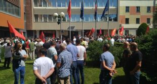 Një numër i veteranëve ka arritur të hyjë në oborrin e Kuvendit të Kosovës. Pjesë e kësaj proteste është edhe kryetari i PSD-së, Dardan Molliqaj