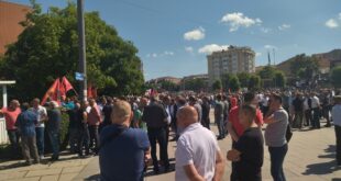 Përfaqësuesi i Organizatës së Veteranëve të Luftës së UÇK-së, Faton Klinaku, i ka bërë thirrje Policisë së Kosovës që të ndërmarrin masa pasi sipas tij, nga dritaret e Kuvendit po provokohen. “I drejtohemi Policisë së Kosovës që të ndërmarr masa sepse nga dritaret e Kuvendit janë duke provokuar me gishta”, është shprehur Klinaku. Ai tutje tha se në bazë të informatave që kanë, pushteti do ta provokojë situatën, teksa i bëri thirrje pjesëmarrësve që të mos kenë probleme me policinë. Ndërkohë është bërë e ditur se Kryetari i grupit parlamentar i PDK-së, Abelard Tahiri, e ka hequr mikrofonin e foltores së Kuvendit të Kosovës, ndërkaq deputetët e kësaj partie janë mbledhur para foltores dhe po pamundësojnë mbajtjen e seancës. Pas këtij intervenimi kryetari i Kuvendit, Glauk Konjufca, e ka ndërprerë seancën, duke i thirrur për konsultim në zyrën e vet shefat e grupeve parlamentare.