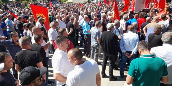 Ka përfunduar protesta e veteranëve të UÇK-së para Kuvendit të Kosovës, pasi që është arritur kërkesa e për ndërprerjen e seancës