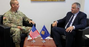 Ministri Berisha e gjeneral Rama pritën në takim lamtumirës atasheun ushtarak të Shqipërisë, kolonel Ahmet Leka