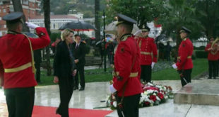 Sot në Vlorë të Shqipërisë është mbajtur ceremonia e ngritjes së flamurit kombëtar shqiptar