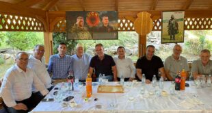 Fatmir Limaj me disa bashkëpunëtorë qëndroi për një vizitë në familjen e Haxhi Thaçit në Burojë të Drenicës