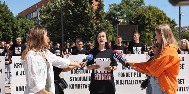 Në Ditën Ndërkombëtare të Rinisë, Rinia Demokratike e Kosovës ka protestuar para Qeverisë