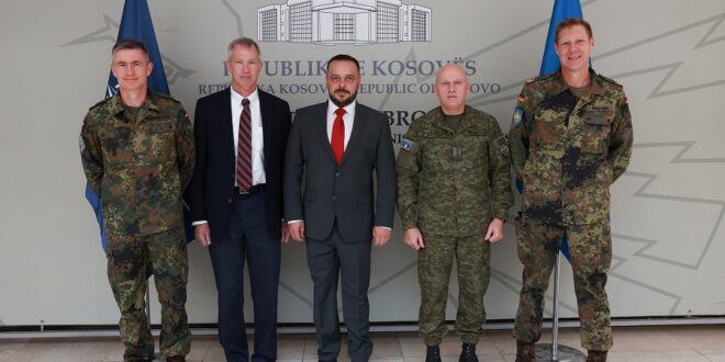 Ministri, Maqedonci dhe komandanti i FSK-së, Bashkim Jashari, biseduan me kryetarin e Përgjithshëm të NATO-s për Operacione, Thomas Goffus