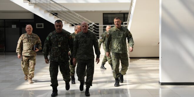 Komandanti i FSK-së, Bashkim Jashari priti në takim Komandantin e Forcave Tokësore të Shqipërisë Gjeneral-brigade Arben Kingjin