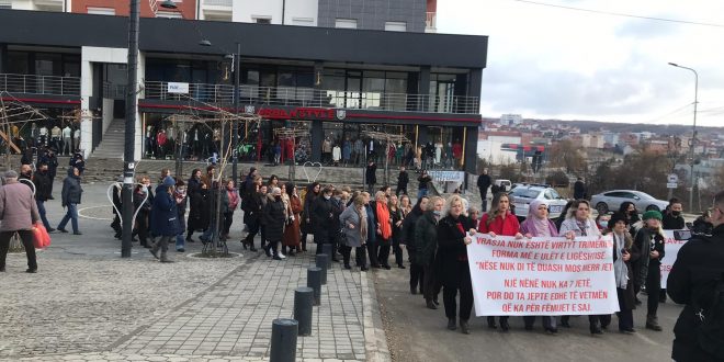 Sot në Skenderaj është protestuar kundër dhunës e vrasjes së grave, duke dënuar vrasjen e Lirie Qerimajt, nga bashkëshorti i saj