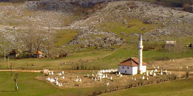 Shoqata “Kosova për Sanxhakun” e njofton opinionin publik dhe institucionet relevante për një rast të ndjeshëm kulturor dhe kombëtar që ilustron gjendjen e shqiptarëve autoktonë në Sanxhakun e Pazarit të Ri. Rrafshnalta e Peshterit, një trevë e rëndësishme në Sanxhak, me mbi 95 për qind të popullsisë myslimane me prejardhje shqiptare, u okupua nga Serbia dhe Mali i Zi në vitin 1912. Në më shumë se 200 vendbanime të kësaj zone, edhe sot në disa fshatra dëgjohet gjuha shqipe, e cila ka mbijetuar, pavarësisht mohimit të identitetit kombëtar dhe të drejtës për vetëdeklarim. Një rast i tillë është ky i fshatit Ugëll (Ugao), në kufi me Malin e Zi, ku banorët na kanë dërguar fotografi të të dy epitafeve të shkruara në gjuhën shqipe për Fatë Aliçkaj (1910–1966), e lindur në Jezgroviq të komunës së Tutinit dhe e vendosur në Ugëll. Epitafet janë përgatitur për të shënuar varrin e saj në varrezat e fshatit Ugëll, por për arsye ende të paqarta nuk janë vendosur kurrë. Dyshohet se për shkak të tekstit të epitafit në gjuhën shqipe, familjarët nuk kanë pasur guximin t’i vendosin ato. Kjo po ndodh pavarësisht faktit se në kohën e vdekjes së saj, gjuha shqipe flitej nga të gjithë banorët e zonës. Në emër të Kryesisë së Shoqatës “Kosova për Sanxhakun”, i drejtohemi Ministrisë për Evropë e Punë të Jashtme të Republikës së Shqipërisë, respektivisht Ambasadës së Republikës së Shqiptare në Beograd, që ta vizitojnë këtë fshat dhe të njihen nga afër me gjendjen e të drejtave të shqiptarëve në Sanxhak. Shoqata jonë ka nënshkruar Memorandum Bashkëpunimi me Këshillin Kombëtar Boshnjak (BNV), përmes së cilës ka status participues e konsultativ në këtë institucion dhe vepron në Sanxhak. Rasti i epitafeve është vetëm një nga qindra shembuj të diskriminimit që pengon zhvillimin e jetës normale në këtë krahinë të banuar me shqiptarë autoktonë. Ismet Azizi Kryetar i Shoqatës “Kosova për Sanxhakun”