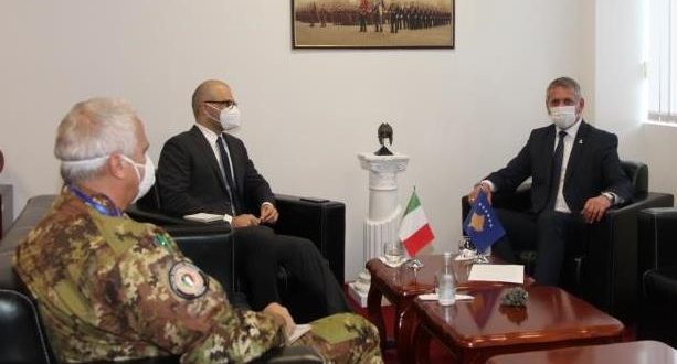 Ministri i Mbrojtjes Anton Quni e priti sot në takim ambasadorin e Republikës së Italisë në Kosovë, Nicola Orlando
