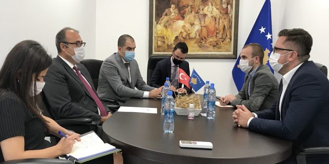Ministri i Bujqësisë, Besian Mustafa sot gjatë ditës priti në takim Ambasadorin e Turqisë në Kosovë, Çağrı Sakar