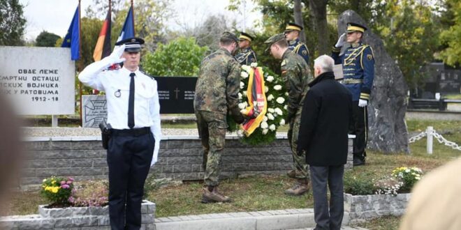 Xhelal ministri dhe Grada ceremoniale e FSK-së, nderojnë varrezat e serbëve që pushtuan Kosovën në vitet 1912-1914