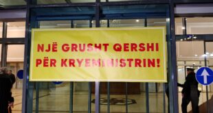PSD-ja e ka gjuajtur me qershi kryeministrin, Kurti, gjatë një aksioni simbolik para ndërtesës së Qeverisë