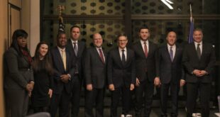 Tre kryetarët e partive politike të opozitës biseduan me diplomatin Derek Chollet në ambientet e Ambasadës Amerikane, në Prishtinë