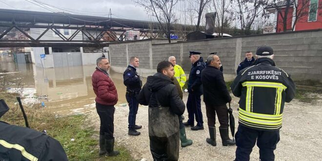Policia e Kosovë: Pas vërshimeve në disa pjesë të vendit, po e monitorojnë situatën dhe se po u dalim në ndihmë qytetarëve