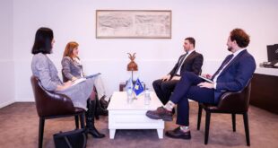 Kryetari i PDK-së, Memli Krasniqi, ka pritur në takim shefen e UNMIK-ut në vendin tonë, Caroline Ziadeh