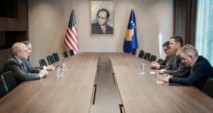 Kryetari i LDK-së, Lumir Abdixhiku, ka pritur në zyrat e partisë ambasadorin e Shteteve të Bashkuara të Amerikës, Jeffrey Hovenier