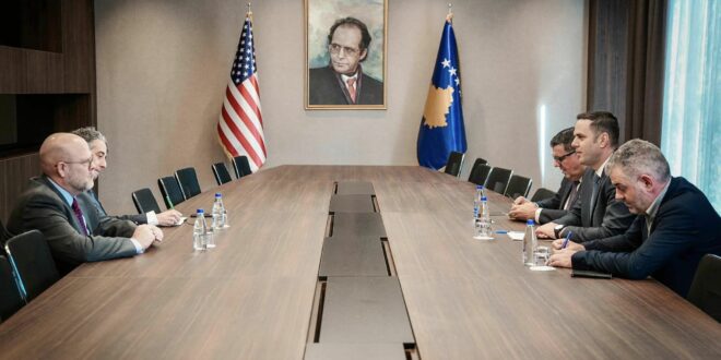 Kryetari i LDK-së, Lumir Abdixhiku, ka pritur në zyrat e partisë ambasadorin e Shteteve të Bashkuara të Amerikës, Jeffrey Hovenier