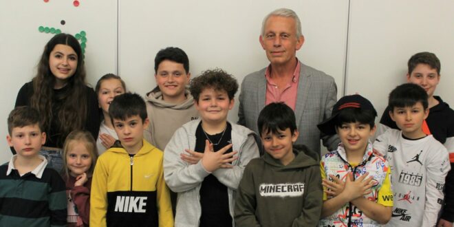 Nxënësit e shkollës shqipe në në Feuerthalen, të Kantonit të Zyrihut së bashku me prof. Isuf Ismailin