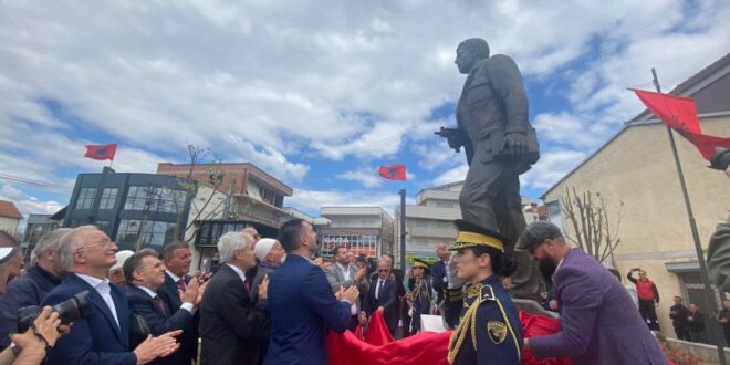 Sot, më 5 maj, në Ditën e Dëshmorëve, në Kastriot, ish Obiliq, u zbulua Shtatorja e heroit të kombit, Fahri Fazliu