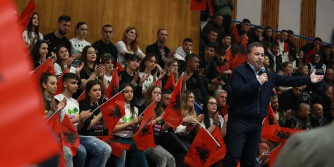 Ministri i Mbrojtjes, njëherësh drejtues politik i PS për Qarkun e Korçës, Niko Peleshi mori pjesë në një takim me vajza dhe djem korçarë