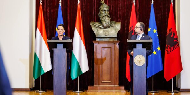 Kryetarja e Hungarisë, Katalin Novak, gjatë vizitës në Shqipëri tha se shteti i saj ka dërguar mbi 400 trupa në Kosovë, në kuadër të KFOR-it