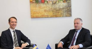 Ministri i FSK-së, Rrustem Berisha priti sot në një takim, ambasadorin suedez Henrik Nilsson