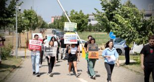 Rinia Demokratike e Kosovës ka organizuar një aksion para MINT pas publikimit të keqpërdorimeve në këtë ministri