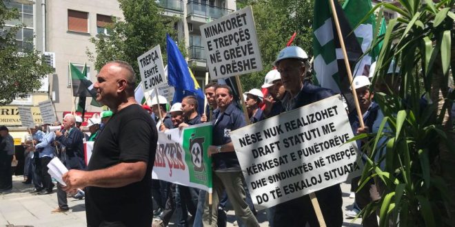Minatorët e Trepçës protestojnë para Kuvendit dhe Qeverisë, paralajmërojnë grevë nga java e ardhshme